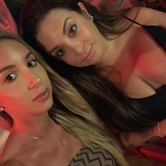 Meet your Poshers : ๐ฆLoren and Alanna ๐ฆ - Picture 5 of 9